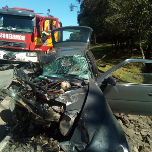 Motorista fica gravemente ferido após colidir contra caminhão em Mafra
