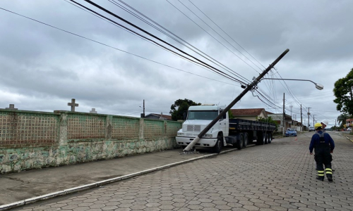 Caminhão bate contra poste na Vila Ivete, em Mafra