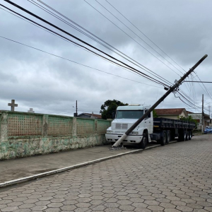 Caminhão bate contra poste na Vila Ivete, em Mafra