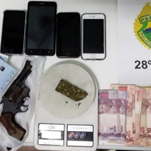 Tiroteio termina com suspeito ferido e apreensão de drogas e arma