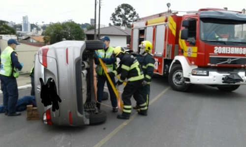Bombeiros resgatam motorista após capotamento em Mafra