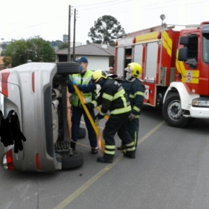 Bombeiros resgatam motorista após capotamento em Mafra