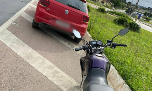 Motociclista fica ferida após colisão com carro na BR-116, em Mafra