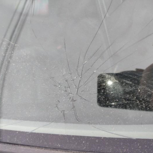 Briga entre cunhadas termina com agressão e vidro de carro quebrado com chute em Mafra