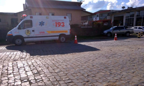 Motorista perde o controle e bate contra muro no Centro de Itaiópolis