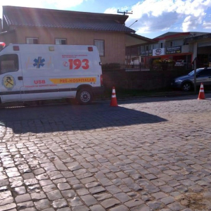 Motorista perde o controle e bate contra muro no Centro de Itaiópolis