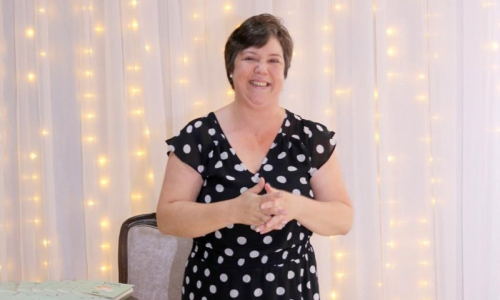 Professora mafrense lança livro de poesia inspirado em sua história de vida