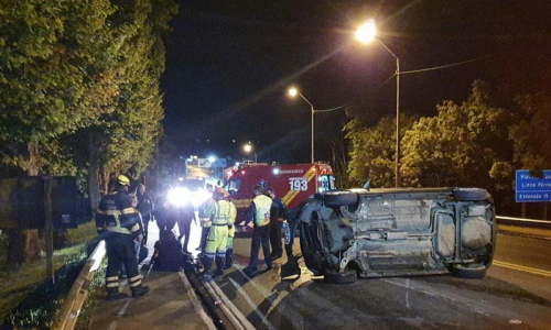 Carro capota e deixa passageira ferida na BR-116, em Mafra