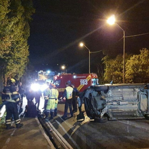 Carro capota e deixa passageira ferida na BR-116, em Mafra