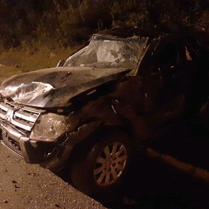 Carro é abandonado após colidir com cerca e placas de sinalização em Rio Negro