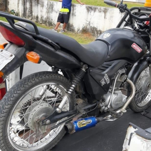 Após tentar fugir de blitz, homem é preso conduzindo moto com placa e chassi adulterados em Mafra