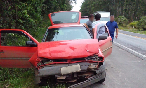 Colisão traseira deixa passageira ferida na BR-280, em Mafra