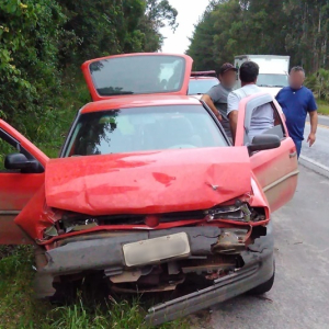 Colisão traseira deixa passageira ferida na BR-280, em Mafra