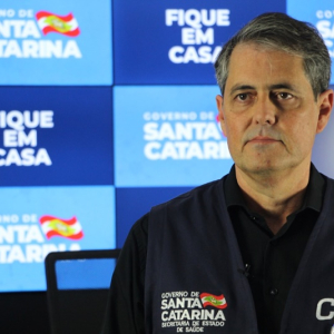 "A desobrigação do uso de máscaras deve ser gradual", aponta secretário de Saúde de SC