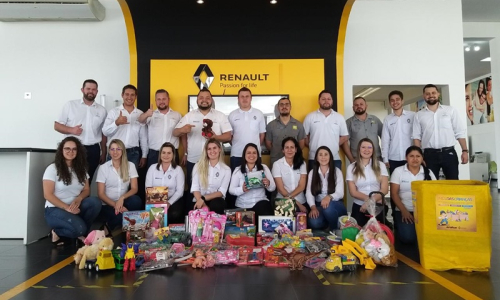Autoplus Renault faz doação de brinquedos pelo mês das crianças