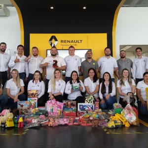 Autoplus Renault faz doação de brinquedos pelo mês das crianças