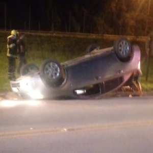 Carro capota na marginal da BR-116 e deixa duas pessoas feridas
