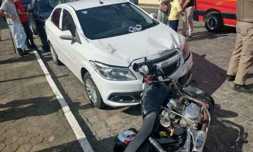 Moto colide com carros estacionados e dois jovens ficam feridos em Itaiópolis