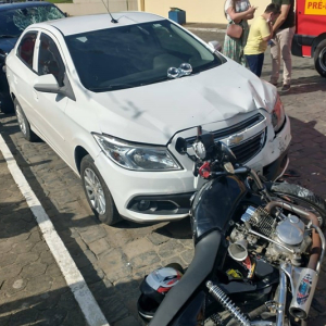 Moto colide com carros estacionados e dois jovens ficam feridos em Itaiópolis