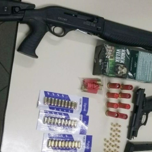 Homem é preso com pistola, espingarda e munições em Itaiópolis