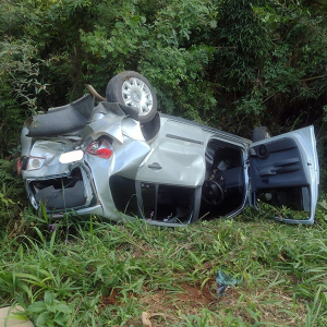 Carro capota e mulher fica ferida em acidente envolvendo três veículos na BR-280, em Mafra