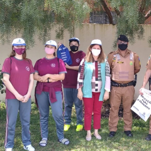 Alunos e policiais promovem blitz educativa em frente à Escola Inacio Schelbauer