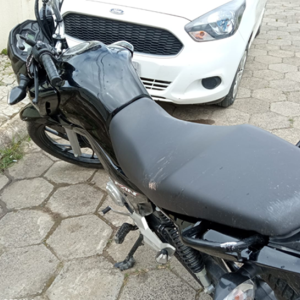 Motociclista perde o controle e colide em muro e carro em Itaiópolis