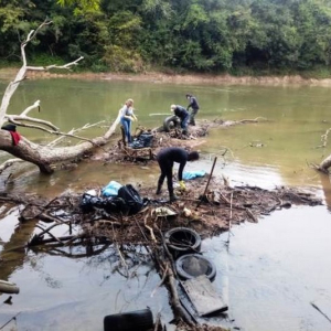 Voluntários realizam mutirão para limpeza do rio Negro neste sábado