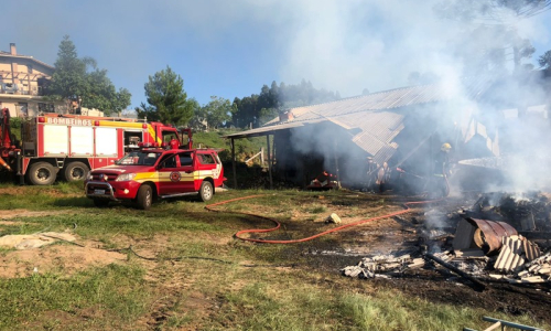 Estufa é destruída por incêndio na localidade de Saltinho do Canivete