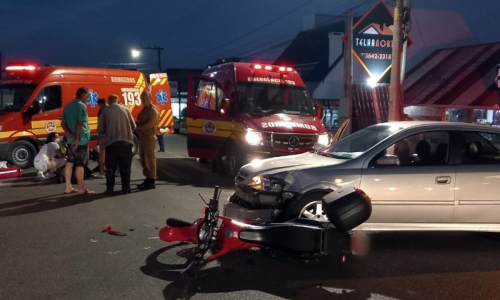 Colisão entre carro e moto deixa homem ferido no Centro de Mafra