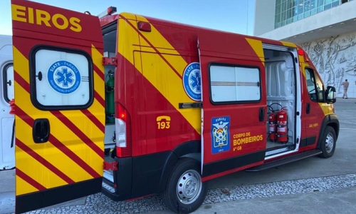 Corpo de Bombeiros de Rio Negro recebe nova ambulância do Governo do Paraná