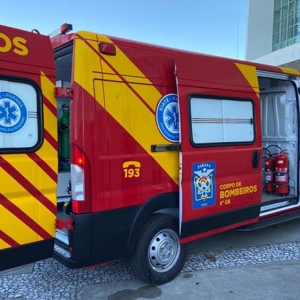 Corpo de Bombeiros de Rio Negro recebe nova ambulância do Governo do Paraná