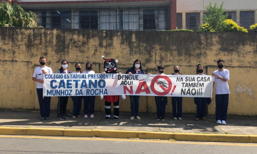 Colégio Caetano Munhoz da Rocha realiza pedágio de conscientização contra a dengue