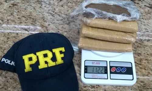 PRF apreende um quilo de haxixe em veículo na BR 116, em Mafra