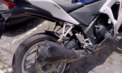 Garupa fica ferida após colisão entre carro e moto no Centro de Mafra