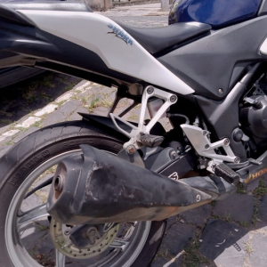 Garupa fica ferida após colisão entre carro e moto no Centro de Mafra
