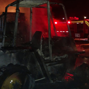Empilhadeira é destruída por incêndio em empresa de Mafra
