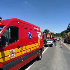 Palio e Ford/Ka colidem na BR-280, em Mafra