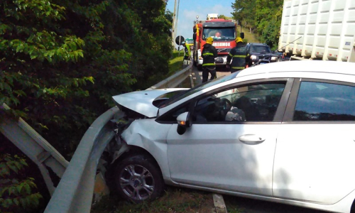 Carro bate contra defensa metálica e poste na BR-116, em Mafra