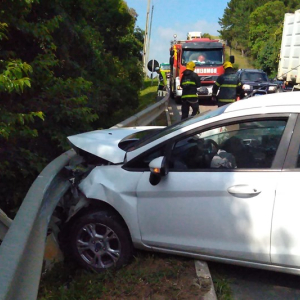 Carro bate contra defensa metálica e poste na BR-116, em Mafra
