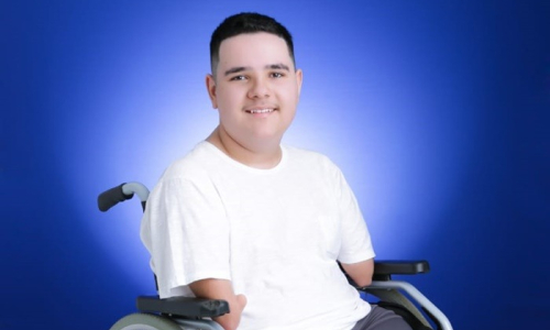 Família faz vaquinha para comprar cadeira de rodas motorizada a jovem com deficiência
