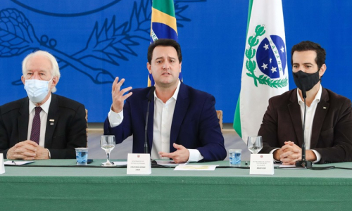 Paraná propõe piso salarial de R$ 5,5 mil para todos os professores da rede pública
