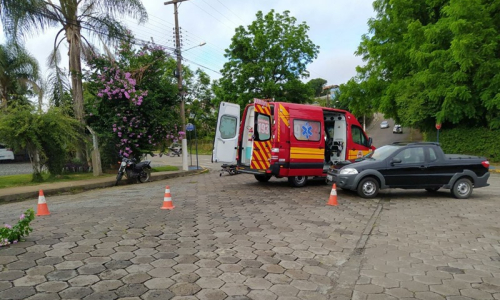 Motociclista fratura a perna após colisão com carro em Mafra
