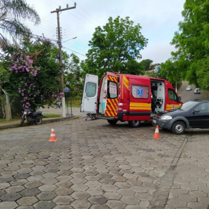 Motociclista fratura a perna após colisão com carro em Mafra