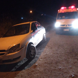 Condutor perde o controle e veículo sai da pista em Itaiópolis