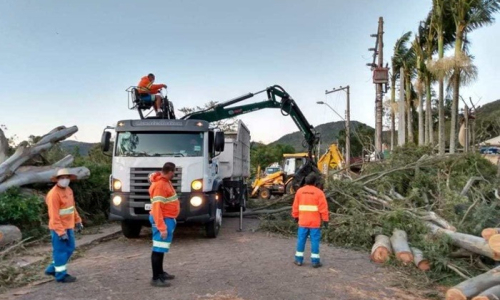 Ciclone deixa rastro de destruição em Santa Catarina