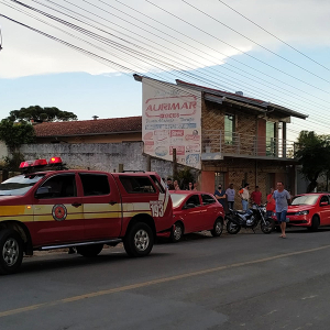 Três carros e uma moto se envolvem em engavetamento em Mafra
