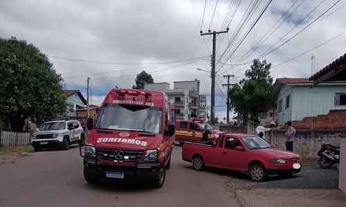 Motociclista fica ferido após colidir com carro na Vila Nova