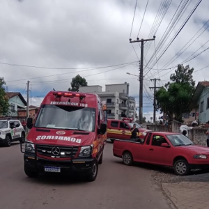 Motociclista fica ferido após colidir com carro na Vila Nova