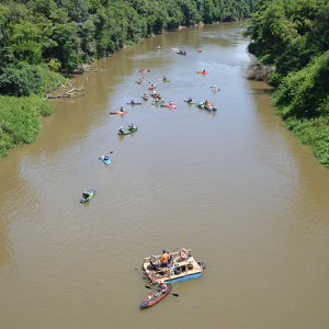 Grupo ‘desce’ rio Negro com caiaques, barcos e balsa
